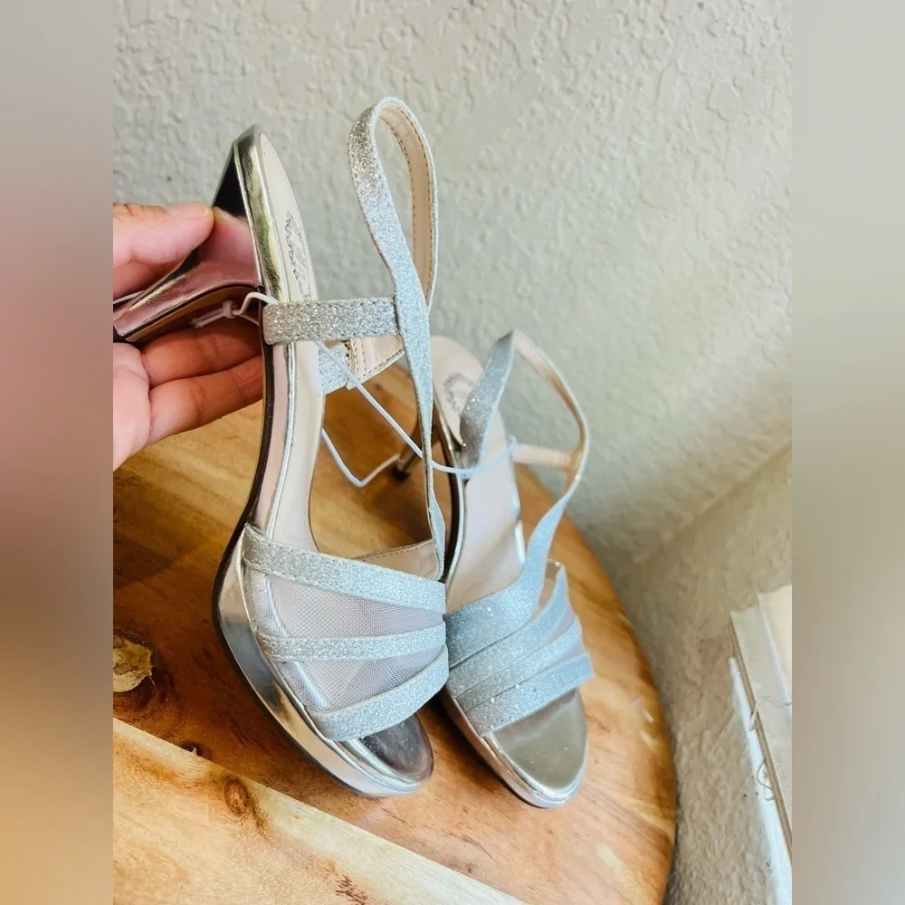I.MILLER women’s shoes silver size 6 NEW